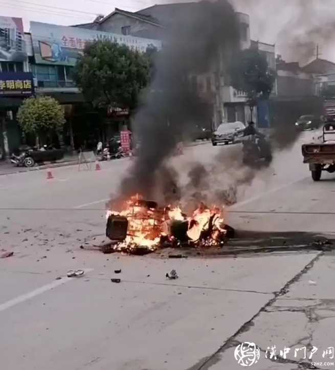 西鄉(xiāng)一轉(zhuǎn)盤突發(fā)事故，摩托車起火燃燒！