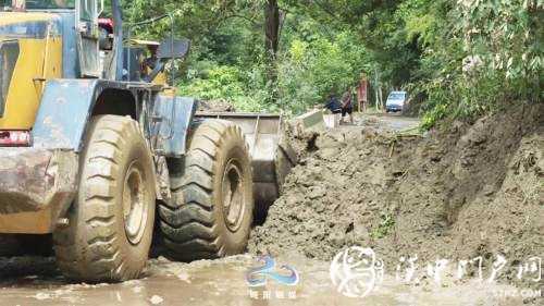 略陽(yáng)多條道路塌方中斷，交通部門緊急搶修保暢通！