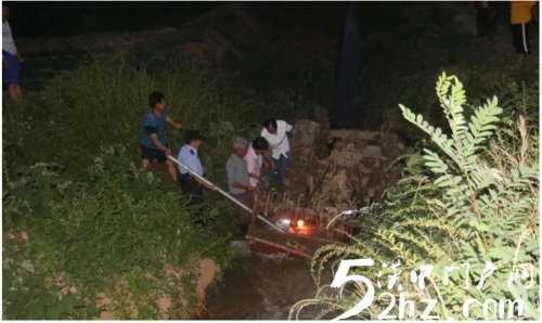漢中一村民駕駛拖拉機(jī)倒翻水渠，身亡！