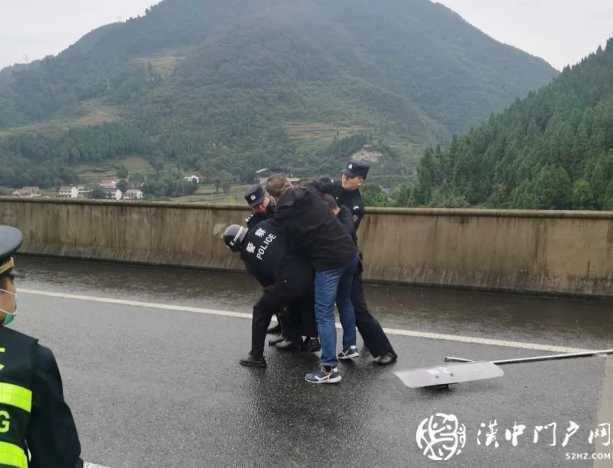 漢中王某持械堵高速，被警方制服！