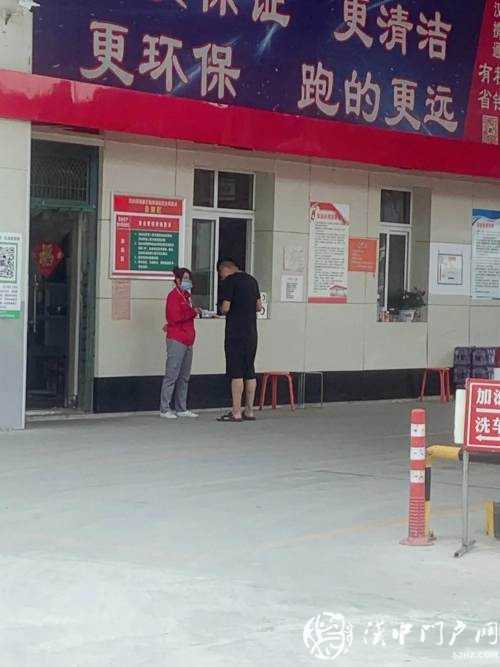 加油機旁掃碼付款，這樣的做法很危險！