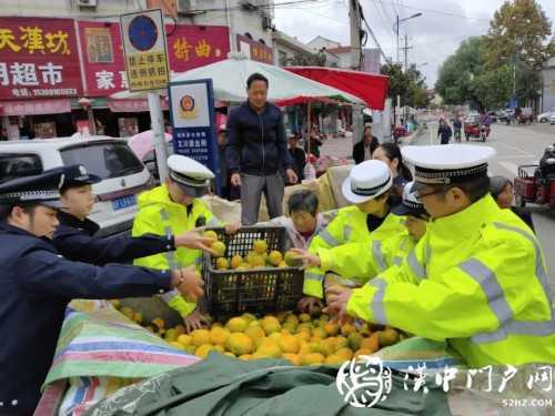 賣桔途中車壞了，一車桔子被撂馬路中央，民警趕忙幫轉(zhuǎn)移