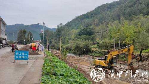 鎮(zhèn)巴黎壩春生社區(qū)再造新橋，正在施工