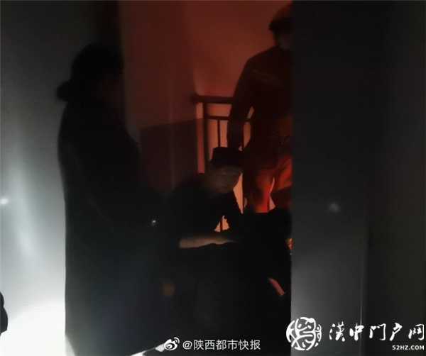 漢中一男子欲跳樓輕生，消防員一把拽住其胳膊將其救下