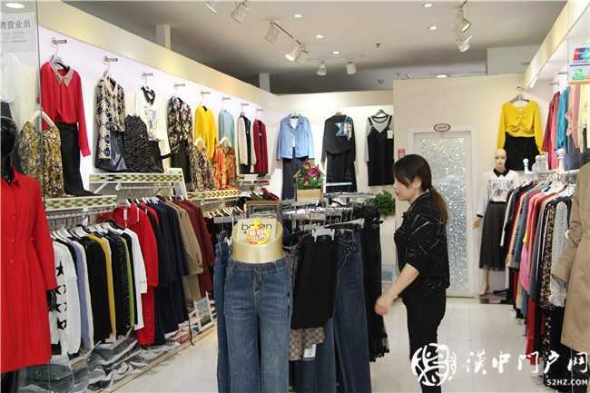 運(yùn)達(dá)九龍商城負(fù)一樓商戶對(duì)運(yùn)達(dá)批發(fā)市場(chǎng)感謝贈(zèng)旗！