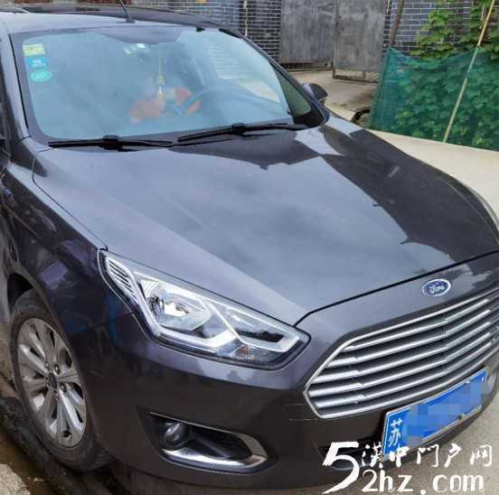 女司機(jī)開車掉進(jìn)溝里，洋縣眾黨員幫忙抬車