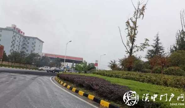 贊！拉煤車側(cè)翻 交警緊急救援 4個小時“還原”路面