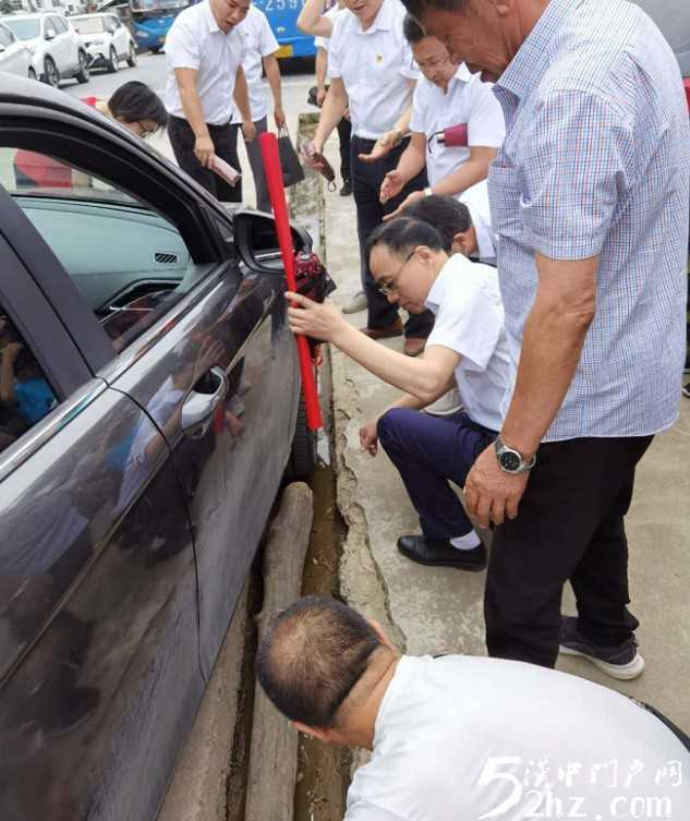 女司機(jī)開車掉進(jìn)溝里，洋縣眾黨員幫忙抬車