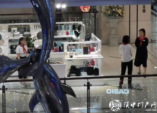 漢中一商場內(nèi)促銷人員佩戴紅領巾？團中央早有規(guī)定，不容濫用！