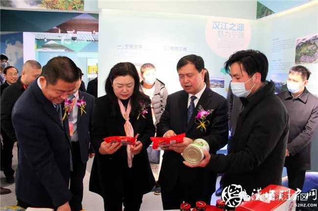 漢中西安融合發(fā)展平臺(tái)揭牌儀式暨漢中市 “小農(nóng)戶對(duì)接大市場(chǎng)”農(nóng)產(chǎn)品展示展銷活動(dòng)在西安舉行！