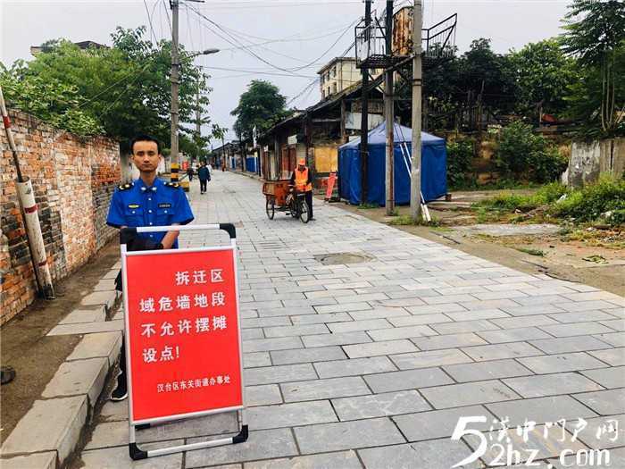 漢臺(tái)區(qū)東關(guān)街道辦事處部門聯(lián)動(dòng)清理危房待拆區(qū)攤點(diǎn)，消除安全隱患