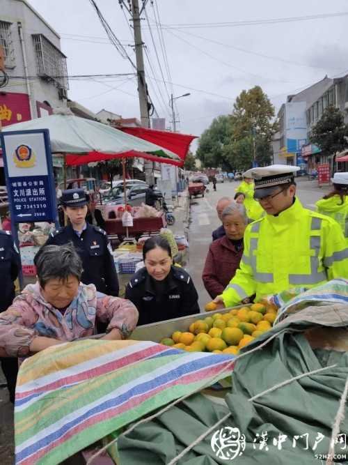 賣桔途中車壞了，一車桔子被撂馬路中央，民警趕忙幫轉(zhuǎn)移