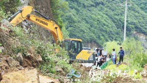 略陽(yáng)多條道路塌方中斷，交通部門緊急搶修保暢通！