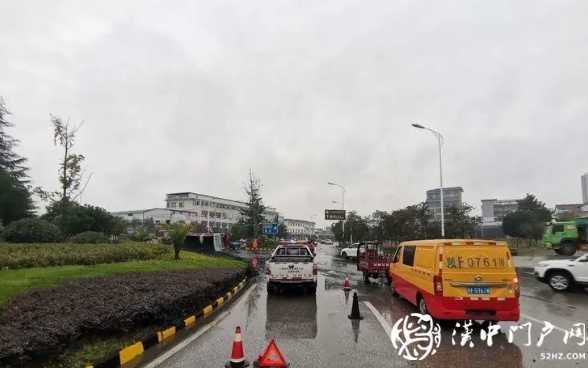 贊！拉煤車側(cè)翻 交警緊急救援 4個小時“還原”路面