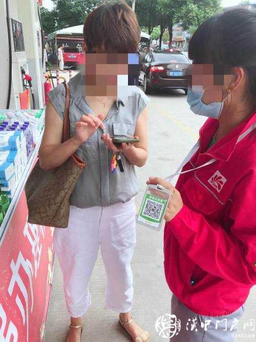 加油機旁掃碼付款，這樣的做法很危險！