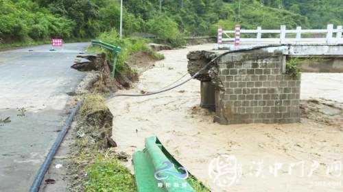 略陽(yáng)多條道路塌方中斷，交通部門緊急搶修保暢通！