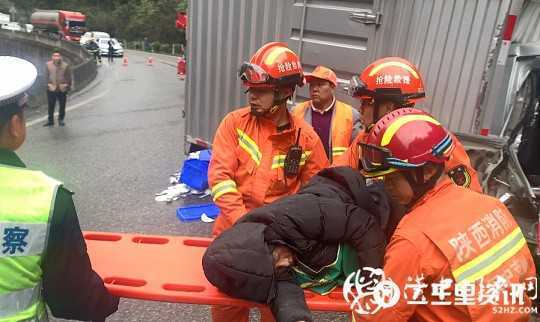 鎮(zhèn)巴210國道兩車相撞2人被困，消防緊急救援
