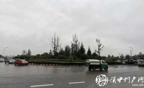 贊！拉煤車側(cè)翻 交警緊急救援 4個小時“還原”路面