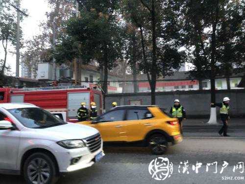 巡邏路上遇起火，漢中交警全力協(xié)助消防人員撲滅火情