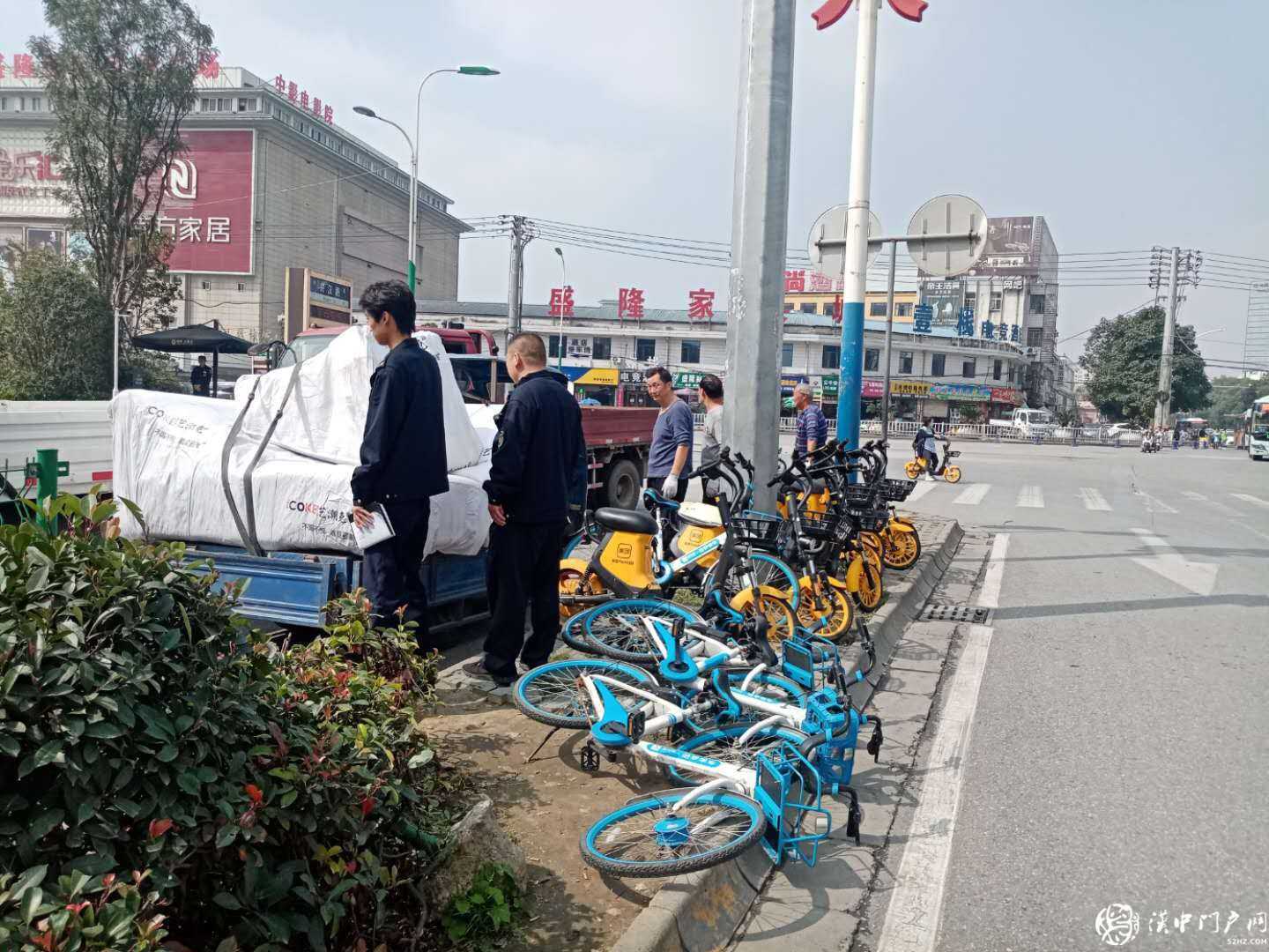 漢臺區(qū)東關(guān)街道辦事處 開展“共享單車、共享文明”整治行動