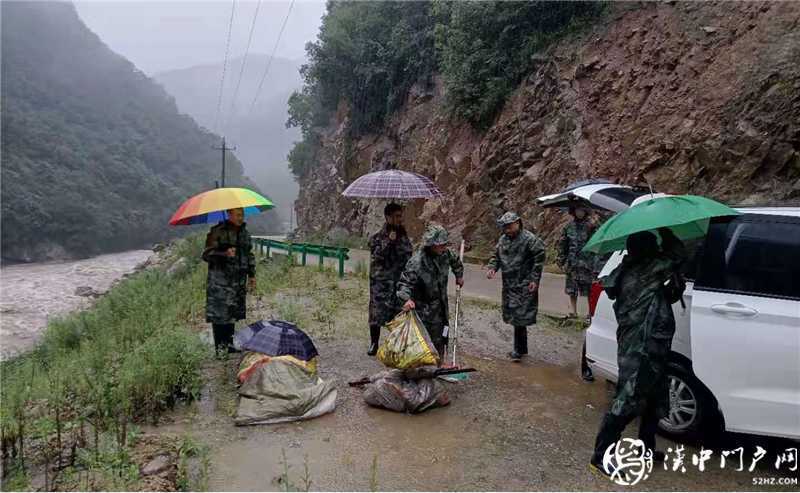 流浪老人被困暴雨中，鎮(zhèn)村干部施救解危難 ——碑壩鎮(zhèn)“五個大走訪、辦好民生事”黨史學(xué)習(xí)教育實踐活動紀(jì)實