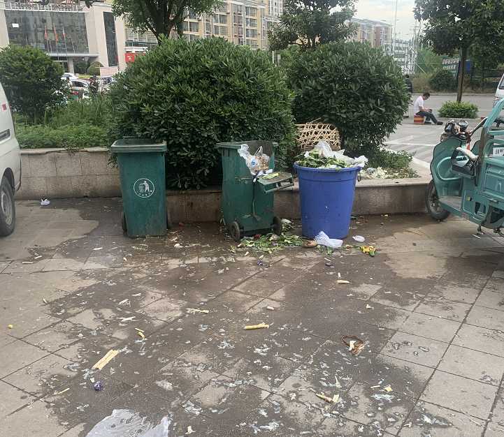漢中一小區(qū)樓下果蔬超市亂扔果皮菜葉，影響居住環(huán)境