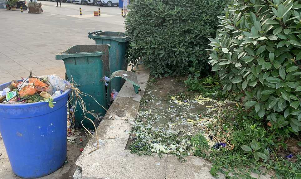 漢中一小區(qū)樓下果蔬超市亂扔果皮菜葉，影響居住環(huán)境