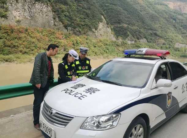 略陽(yáng)縣公安局交警大隊(duì)助力山區(qū)發(fā)展，守護(hù)交通安全