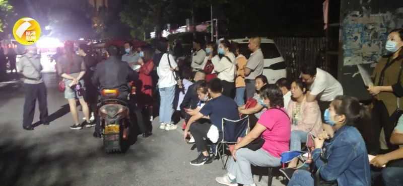 漢中家長熬夜排隊(duì)搖號(hào)民辦小升初！教體局：不必著急，都能拿到“報(bào)名條”！