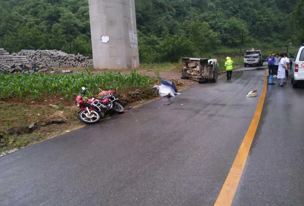 漢中寧強(qiáng)一面包車(chē)路滑失控，致路邊農(nóng)戶當(dāng)場(chǎng)死亡！