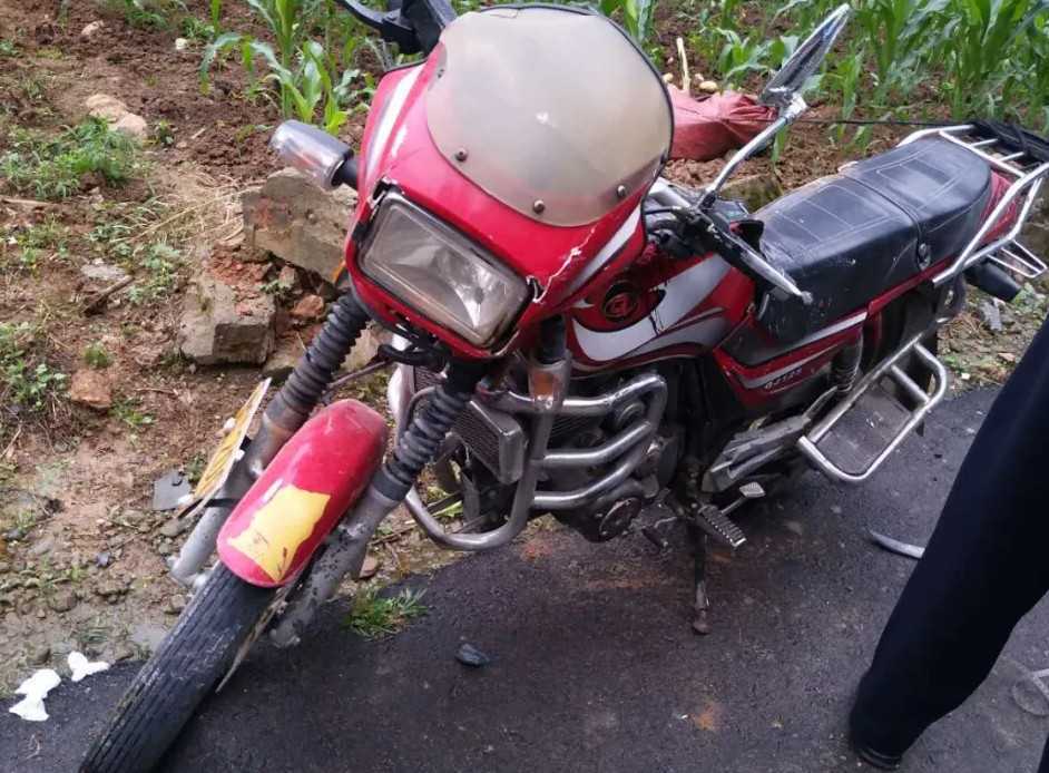 漢中寧強(qiáng)一面包車(chē)路滑失控，致路邊農(nóng)戶當(dāng)場(chǎng)死亡！