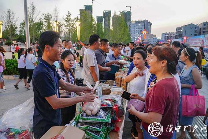 勉縣堅(jiān)持“政府引導(dǎo)撬動(dòng)、市場(chǎng)主導(dǎo)推動(dòng)、社會(huì)參與共贏”原則，搶抓機(jī)遇，推動(dòng)扶貧產(chǎn)品和服務(wù)融入大市場(chǎng)。目前，通過中鐵快運(yùn)網(wǎng)上商城、12306等平臺(tái)累計(jì)銷售農(nóng)產(chǎn)品3100萬元，全縣幫扶干部累計(jì)購(gòu)買、助銷農(nóng)產(chǎn)品100余萬元。圖為扶貧干部集中售賣農(nóng)產(chǎn)品。.JPG