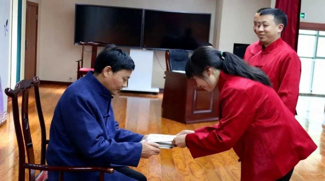 國粹中醫(yī) 薪火相傳--鎮(zhèn)巴縣舉行首屆中醫(yī)師承拜師大會(huì)