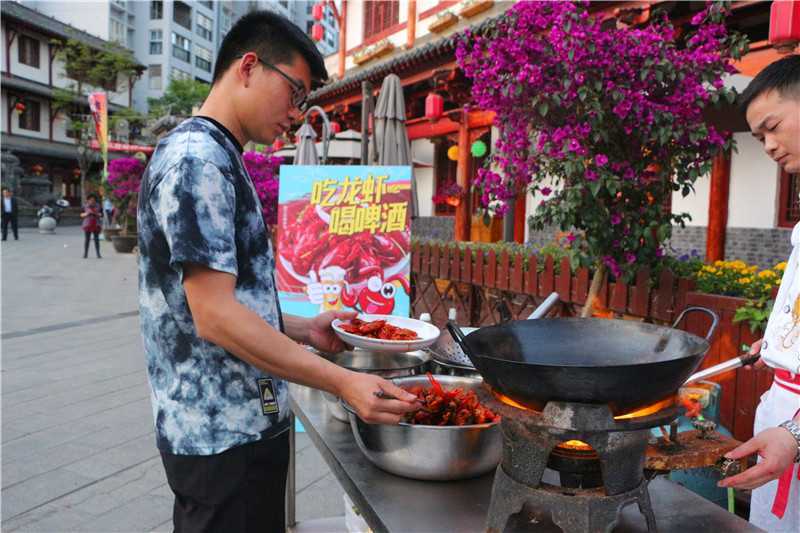 啤酒龍蝦美食嗨翻天！2021褒國(guó)古鎮(zhèn)第三屆啤酒龍蝦節(jié)盛大的啟幕