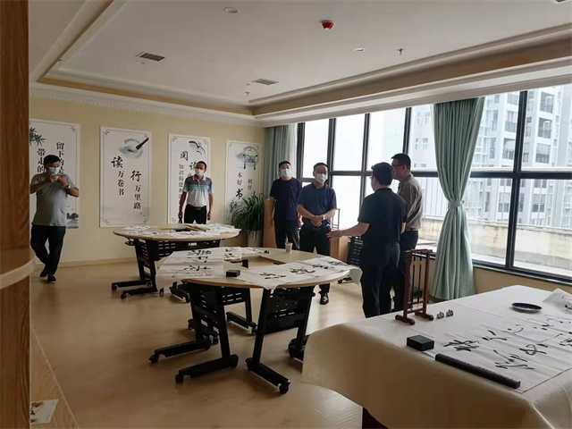 漢中市養(yǎng)老產(chǎn)業(yè)協(xié)會(huì)會(huì)長(zhǎng)、秘書(shū)長(zhǎng)、略陽(yáng)縣民政局局長(zhǎng)蒞臨褒國(guó)康樂(lè)園參觀考察