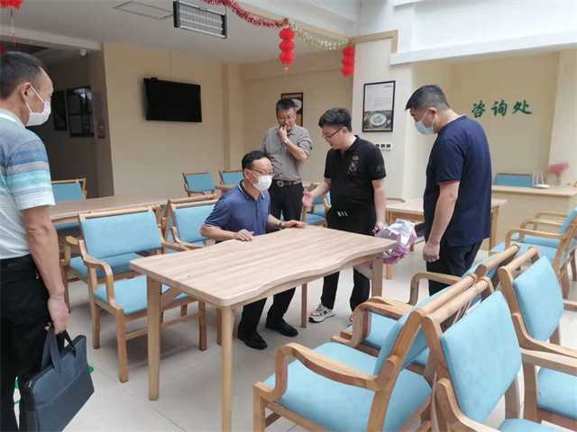 漢中市養(yǎng)老產(chǎn)業(yè)協(xié)會(huì)會(huì)長(zhǎng)、秘書(shū)長(zhǎng)、略陽(yáng)縣民政局局長(zhǎng)蒞臨褒國(guó)康樂(lè)園參觀考察