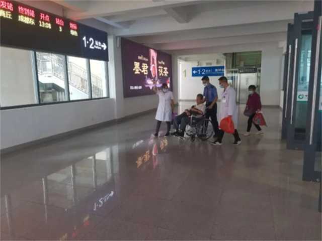 佛坪車(chē)站救助患病旅客.jpg