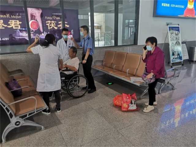 佛坪車(chē)站救助患病旅客1.jpg