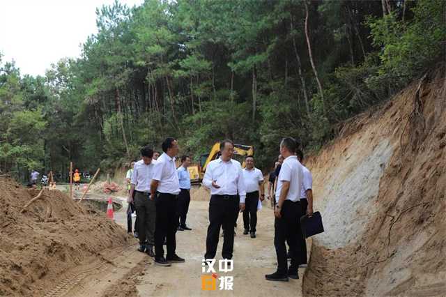 張燁到南鄭區(qū)檢查避險(xiǎn)轉(zhuǎn)移和災(zāi)后重建工作