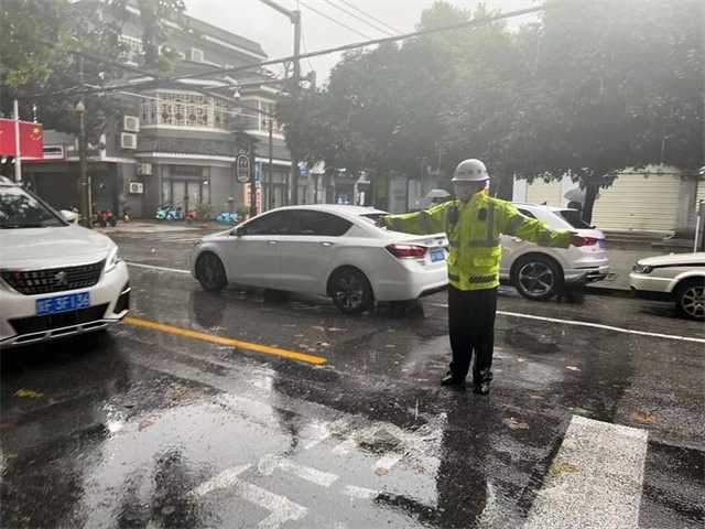 68小時堅(jiān)守！漢中交警大隊(duì)圓滿完成國慶假期道路交通安保任務(wù)"