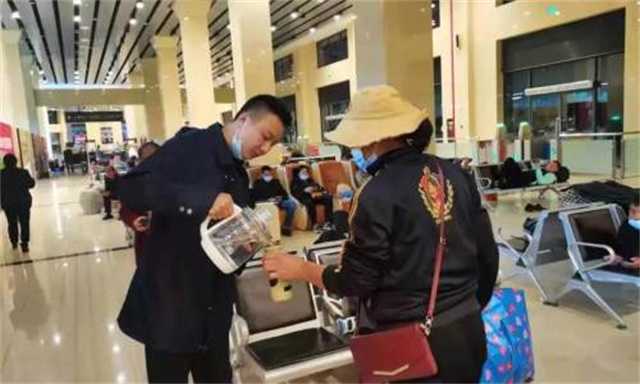 暖！凌晨六點(diǎn)車來(lái)了，漢臺(tái)區(qū)旅游集散中心貼心服務(wù)滯留游客