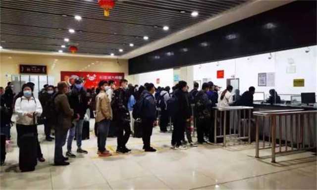 暖！凌晨六點(diǎn)車來(lái)了，漢臺(tái)區(qū)旅游集散中心貼心服務(wù)滯留游客