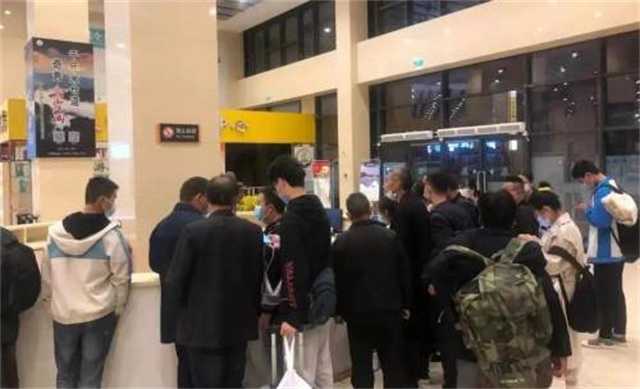 暖！凌晨六點(diǎn)車來(lái)了，漢臺(tái)區(qū)旅游集散中心貼心服務(wù)滯留游客