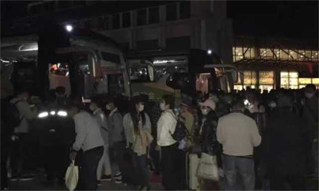 暖！凌晨六點(diǎn)車來(lái)了，漢臺(tái)區(qū)旅游集散中心貼心服務(wù)滯留游客