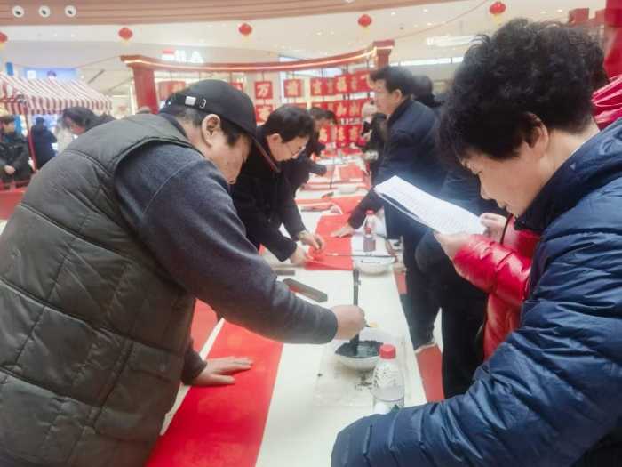 “揮毫潑墨送春聯(lián)，龍飛鳳舞迎新春” 民革漢臺(tái)區(qū)委會(huì)開展送春聯(lián)活動(dòng)