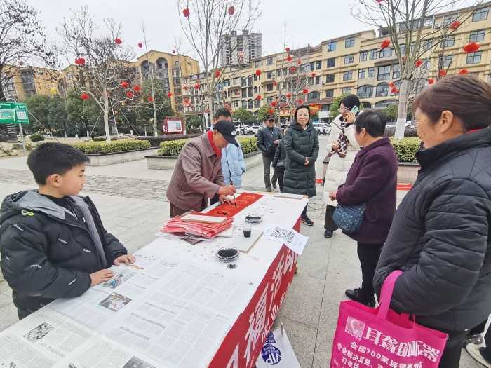 城固：“送春聯(lián)、送祝?！被顒釉诳h樂城公園舉行