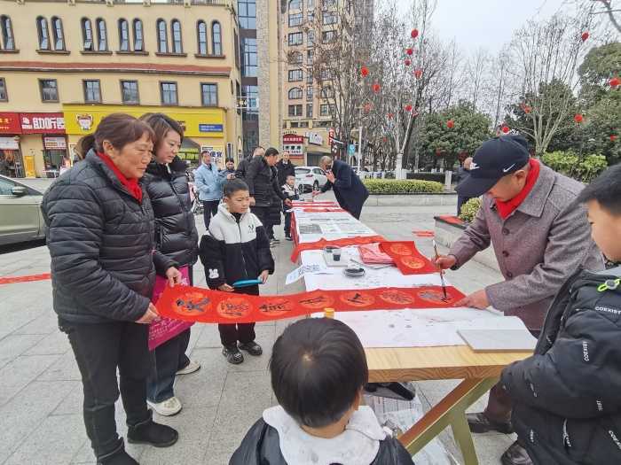 城固：“送春聯(lián)、送祝?！被顒釉诳h樂城公園舉行