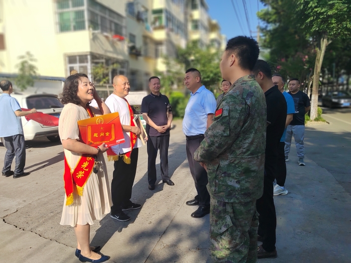 你在前方立軍功 家鄉(xiāng)為你揚美名
