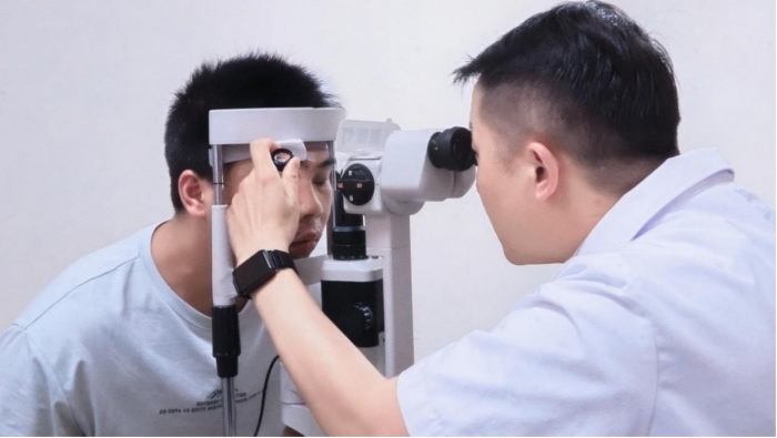 視力追逐戰(zhàn)！“生死時速”?開展FCB手術(shù)，為18歲網(wǎng)脫少年“搶”回視力！