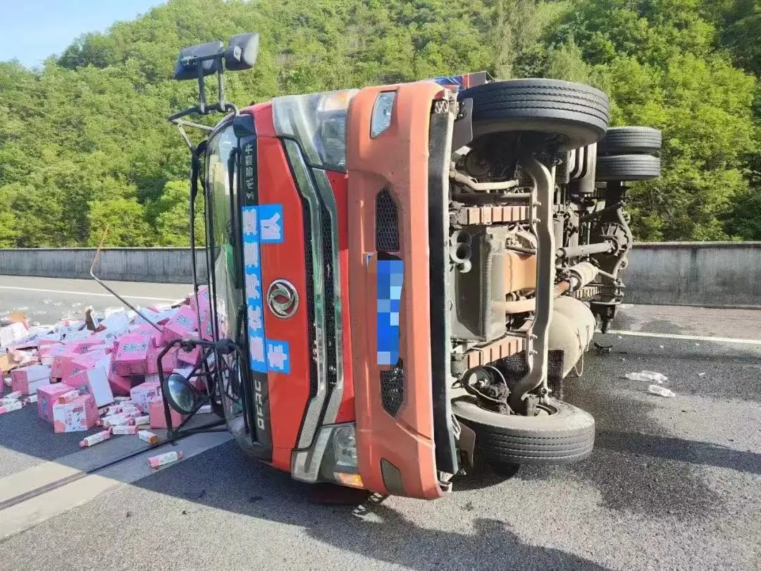 貨車側(cè)翻“爆”裝備，漢中的他們化身“搬運(yùn)小哥”！?